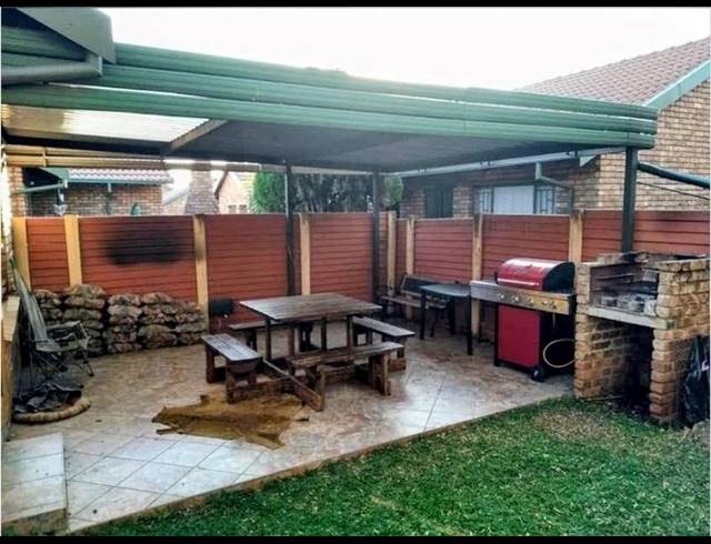 2 BEDROOM TOWNHOUSE FOR SALE IN ROOIHUISKRAAL NORTH